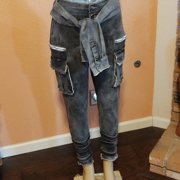 Like-new High Waistband Jeans - Picture 9 of 10